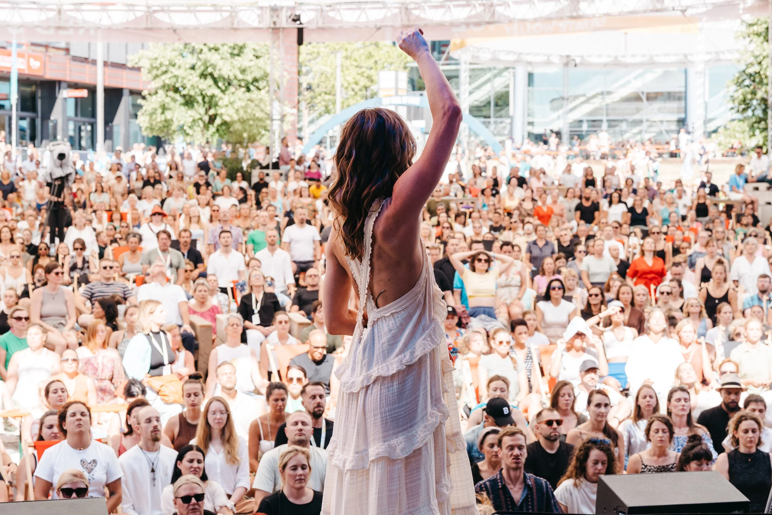 Yalangoch kokrakli shahvoniy xonimlarning fotosuratlari